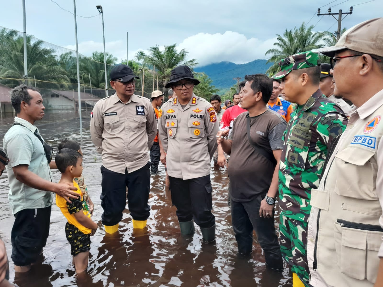 Pemkab Aceh Selatan  Tinjau Dan Serahkan Bantuan Kepada Korban Banjir